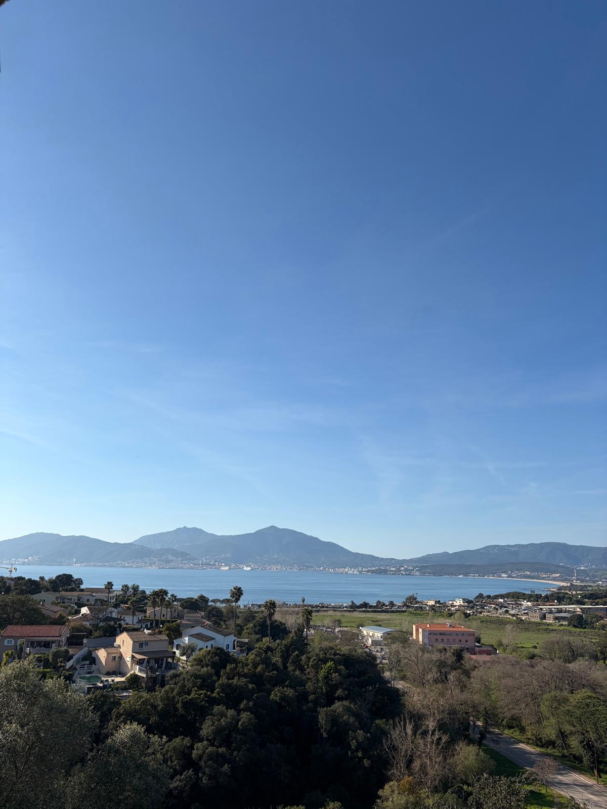 Appartement avec vue mer au centre de Porticcio